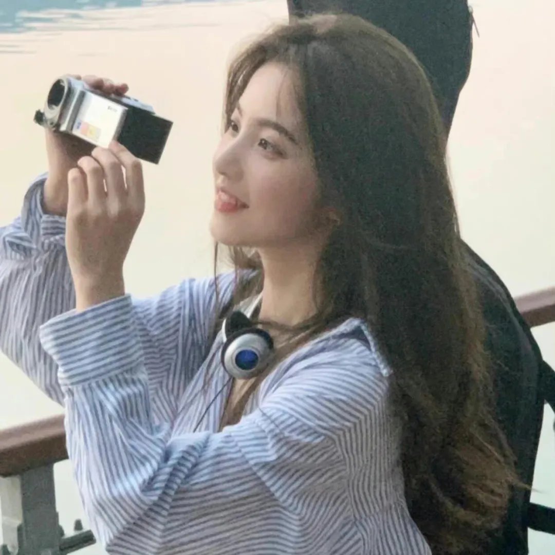 9顶假发的女孩